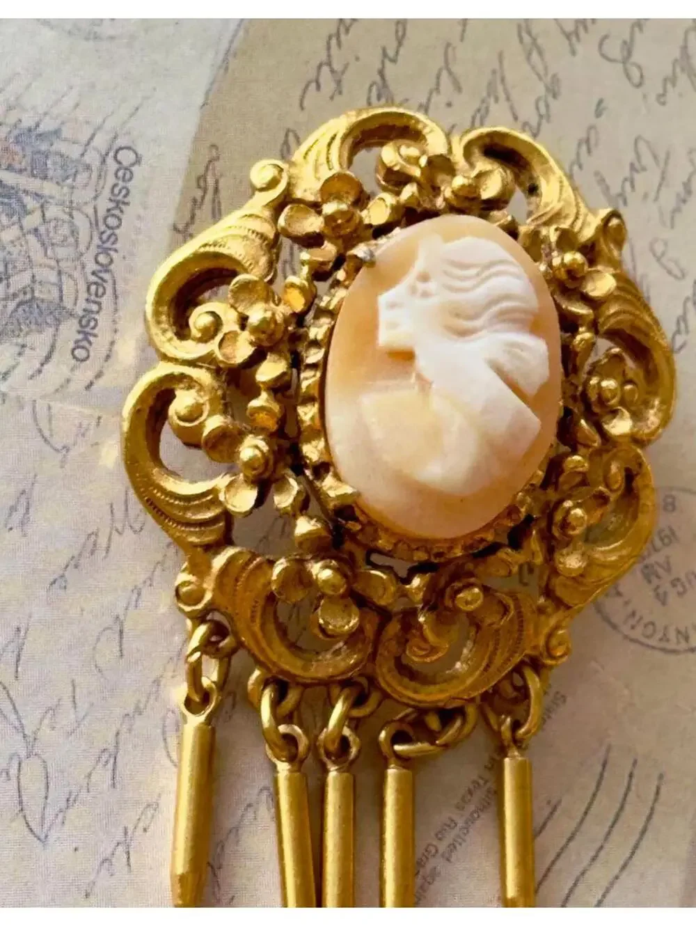 Authentic Florenza Vintage Hand Carved Left Facing Shell Cameo Brooch/Pendant
